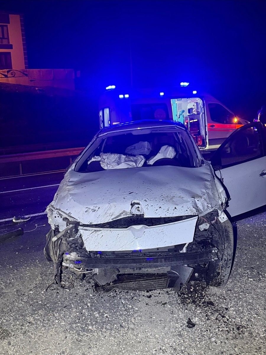 Bilecik'in Bozüyük ilçesinde, bariyere çarpan otomobildeki 1 kişi hayatını kaybetti. Kazayı fark...