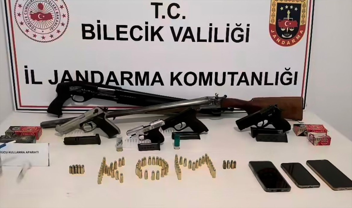 Bilecik'in Söğüt ilçesinde silah kaçakçılığı yaptığı iddia edilen 3 şüpheli gözaltına alındı....