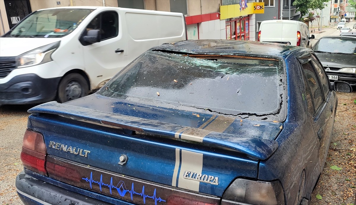 Bilecik'te etkili olan sağanak ve fırtına nedeniyle kurulu çadırlar uçtu, ağaçlar devrildi, 1 kişi...