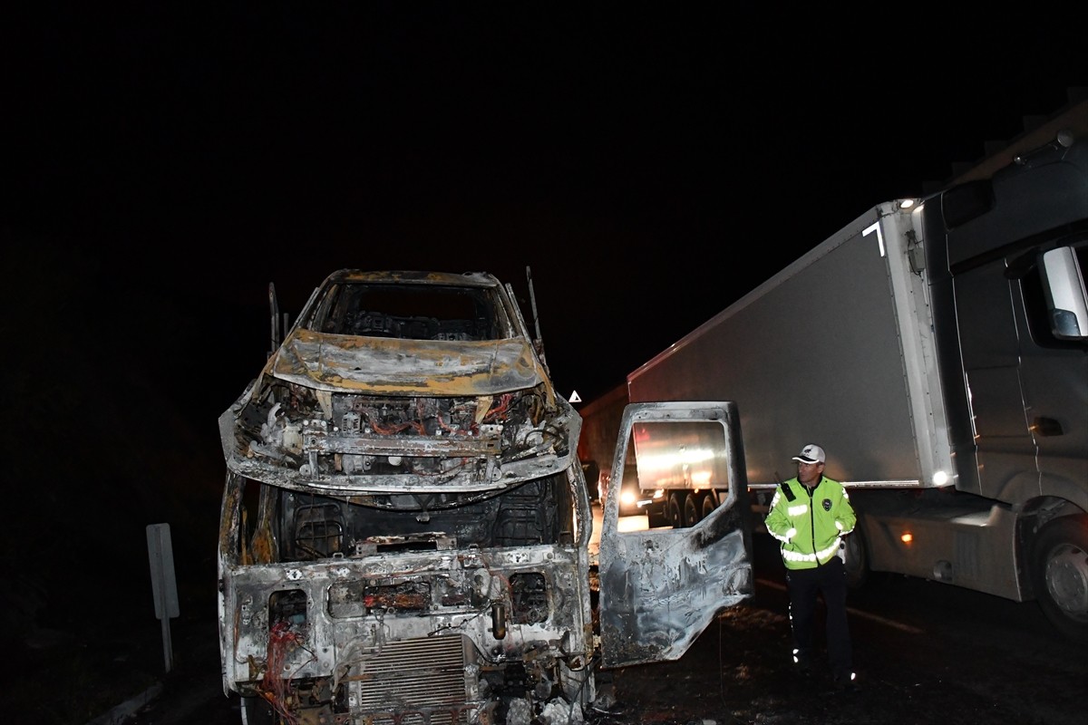 Bilecik'te, seyir halindeyken alev alan tır ve taşıdığı otomobiller kullanılamaz hale geldi.