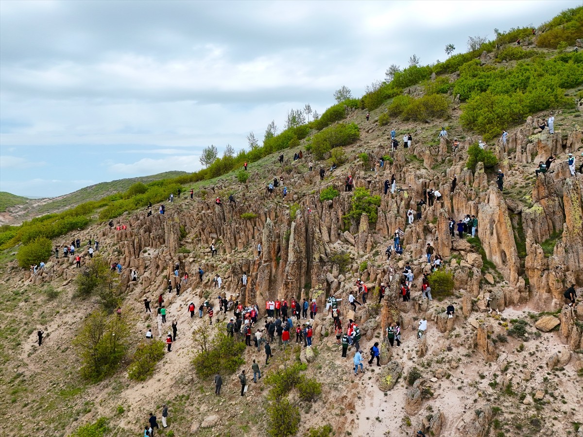 Bingöl'de, 19 Mayıs Atatürk'ü Anma, Gençlik ve Spor Bayramı etkinlikleri kapsamında doğa yürüyüşü...