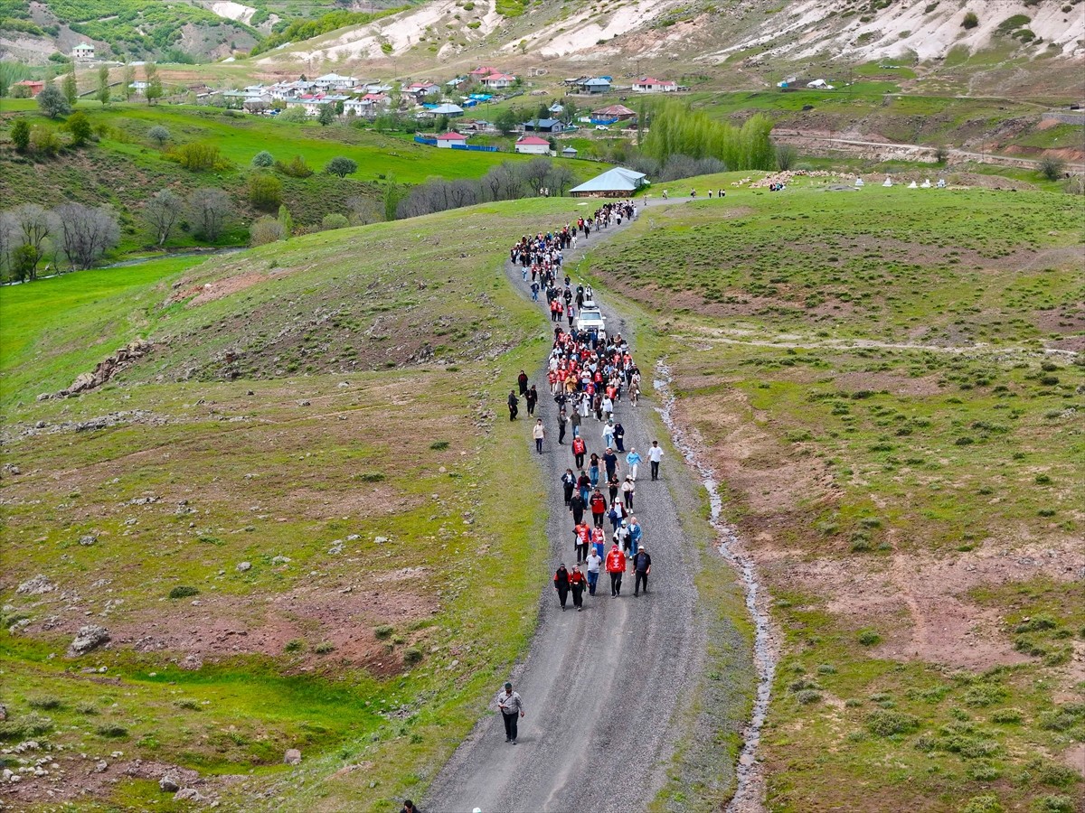 Bingöl'de, 19 Mayıs Atatürk'ü Anma, Gençlik ve Spor Bayramı etkinlikleri kapsamında doğa yürüyüşü...