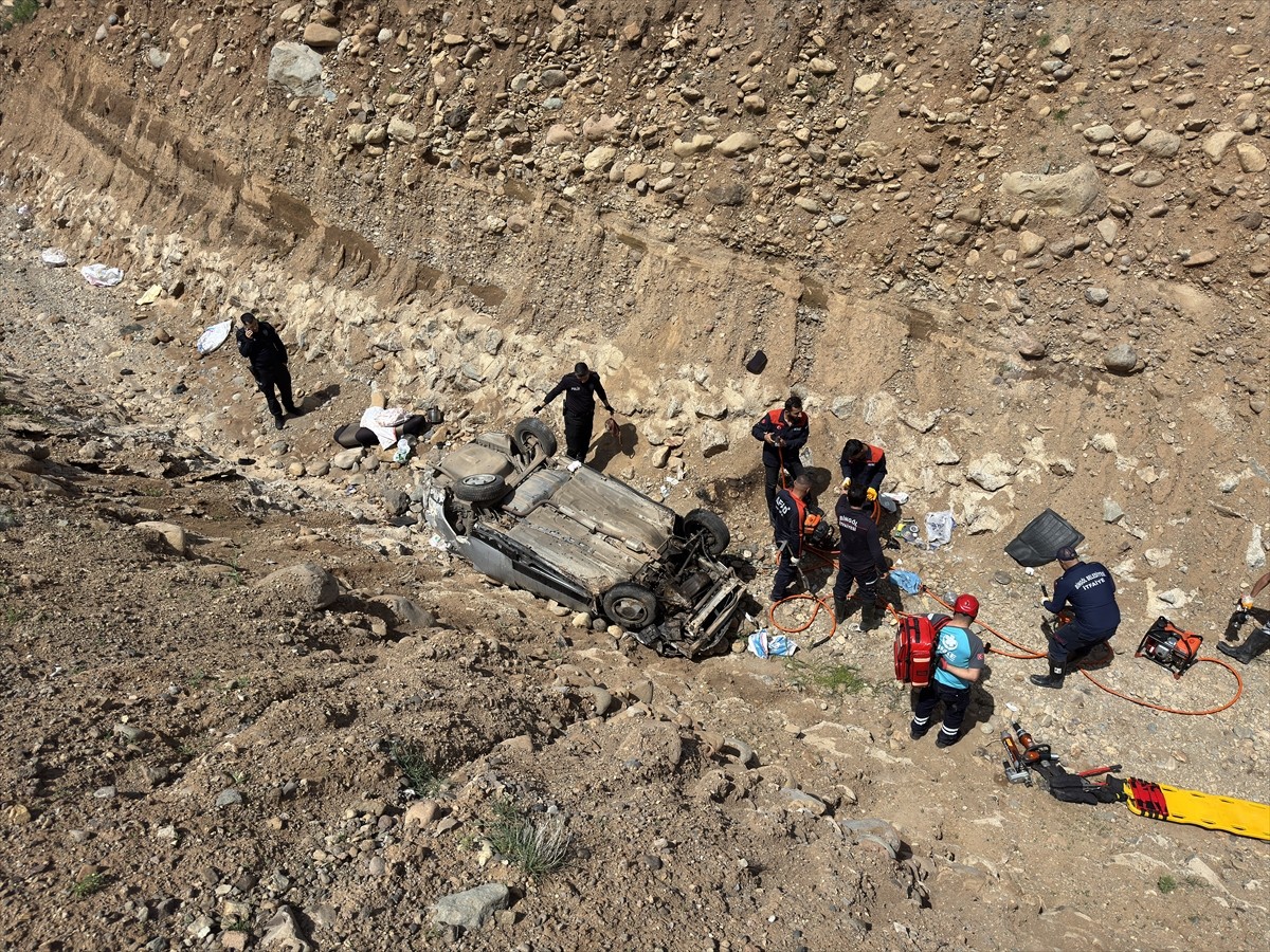  Bingöl'de otomobilin dere yatağına devrilmesi sonucu 7 kişi yaralandı.