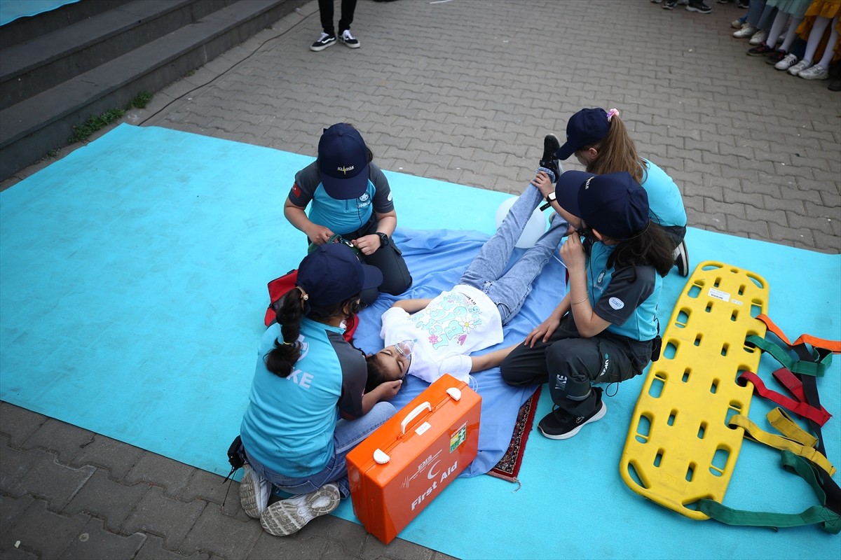 Bingöl'de "Sağlıklı çocuk, sağlıklı gelecek" etkinliği gerçekleştirildi. İl Sağlık Müdürlüğünce...