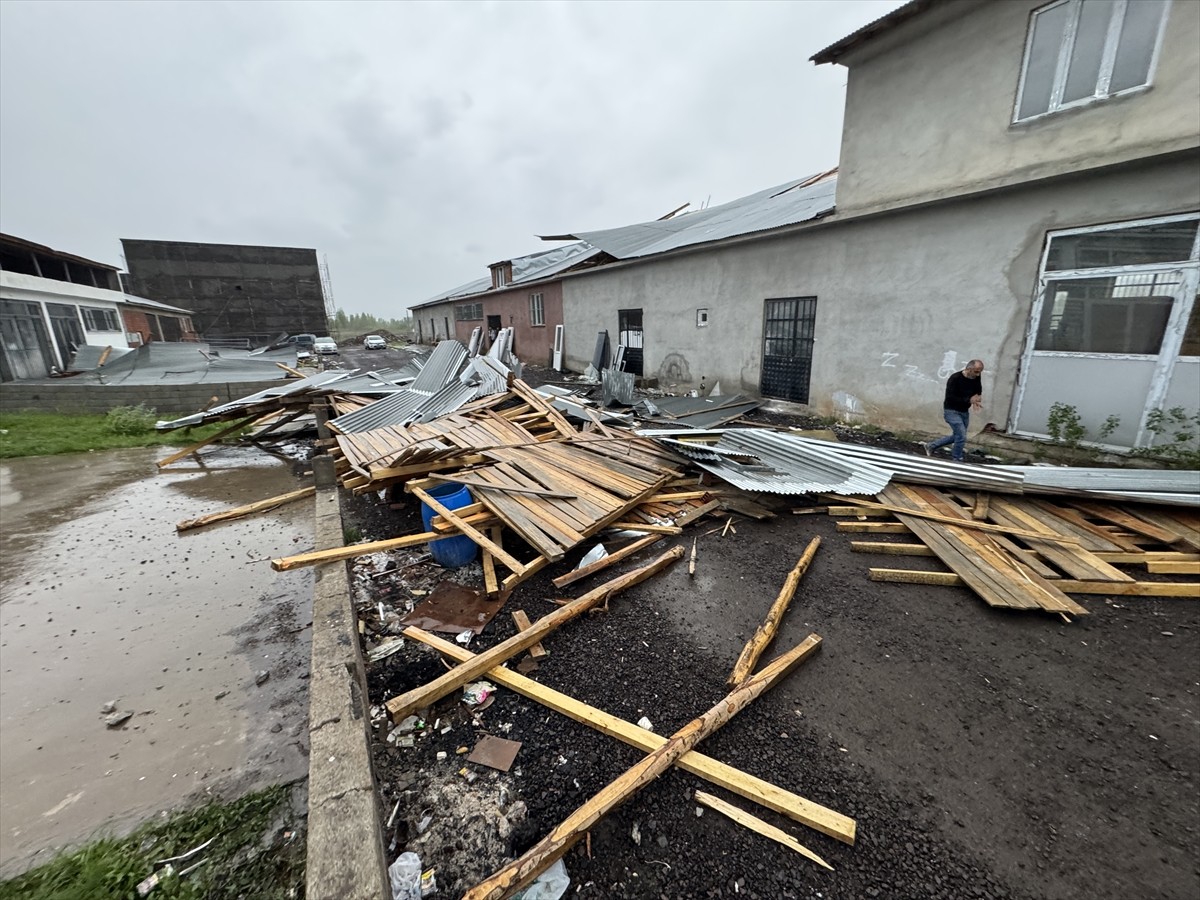 Bingöl'de şiddetli rüzgar nedeniyle çok sayıda binanın çatısı uçtu.