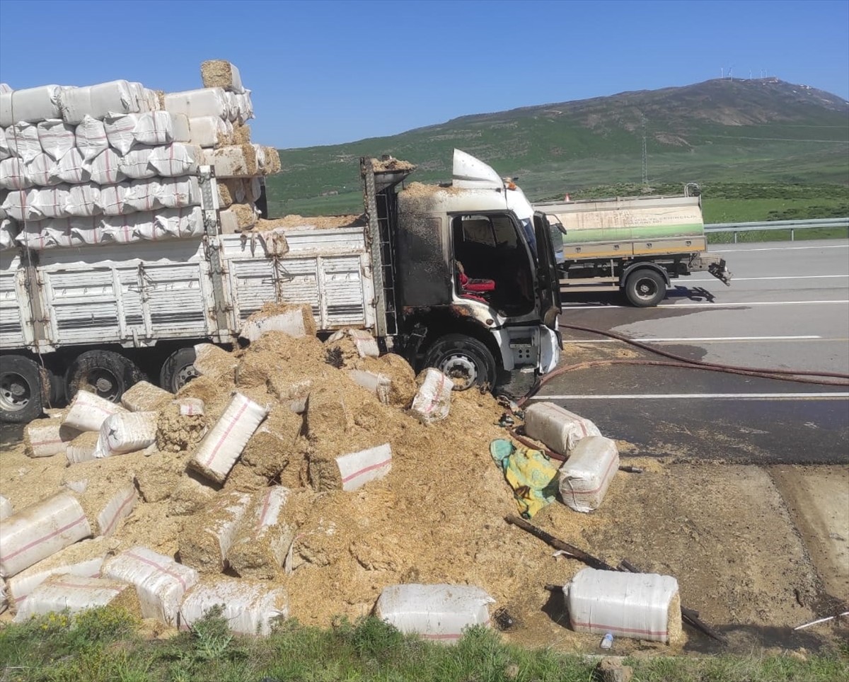 Bingöl'ün Karlıova ilçesinde saman yüklü kamyonda çıkan yangın, itfaiye ekiplerince...