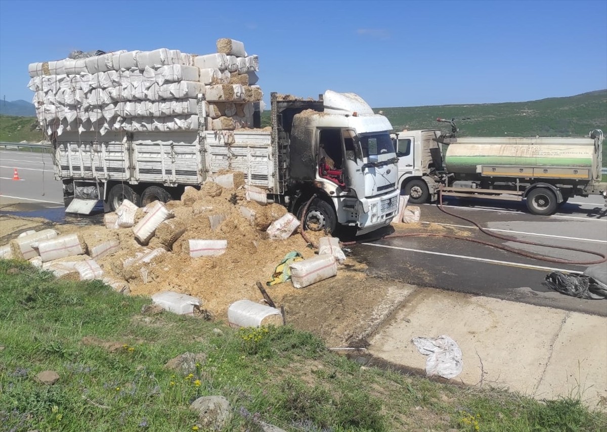 Bingöl'ün Karlıova ilçesinde saman yüklü kamyonda çıkan yangın, itfaiye ekiplerince...