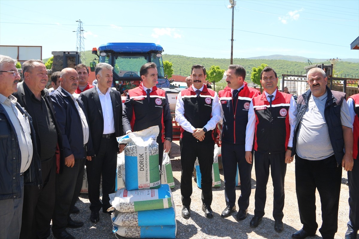 Bitlis'in Güroymak ilçesinde çiftçilere yüzde 75 hibeli, 13 ton 600 kilogram kuru fasulye tohumu...