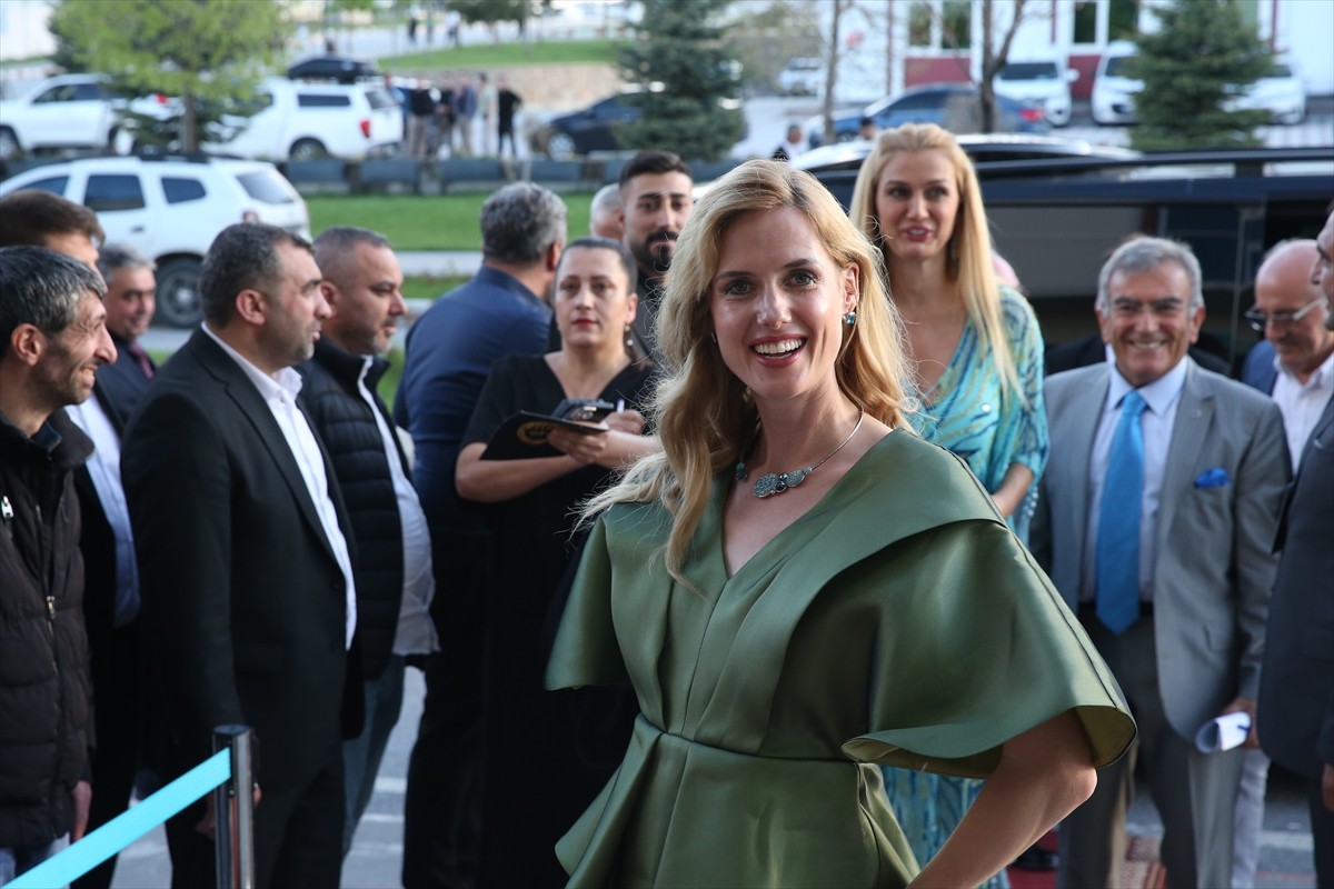 Bitlis'te, bu yıl ilk kez düzenlenen "Bitlis Beş Minare Uluslararası Film Festivali" başladı....