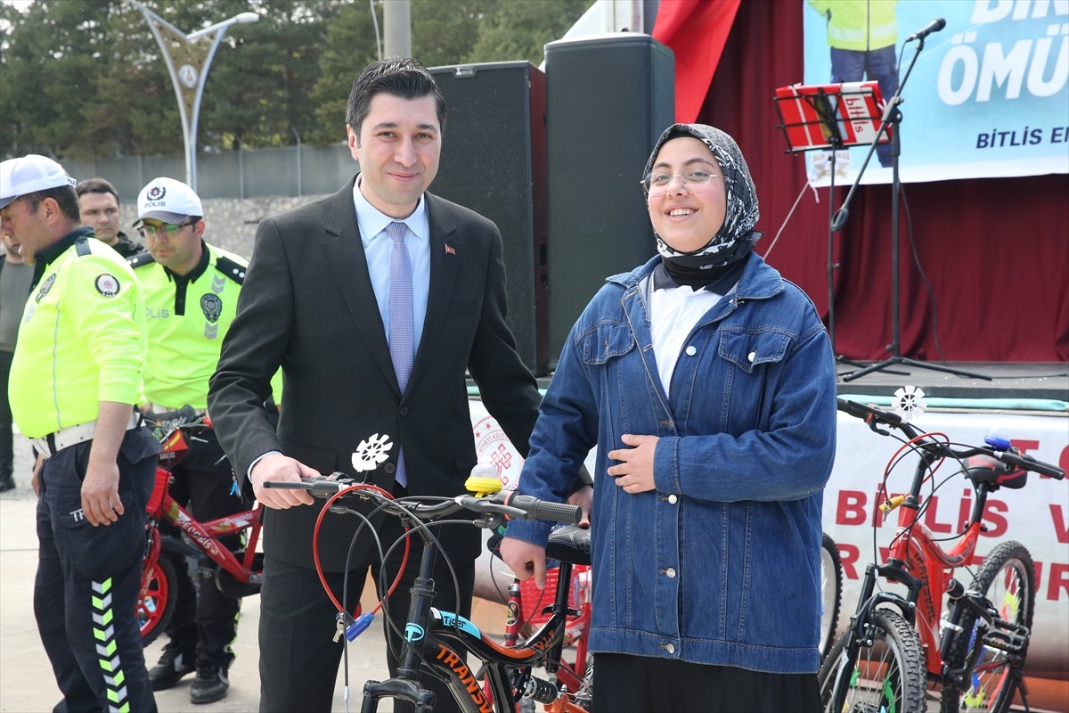 Bitlis Emniyet Müdürlüğünce "Karayolları Güvenliği ve Trafik Haftası" dolayısıyla etkinlik...