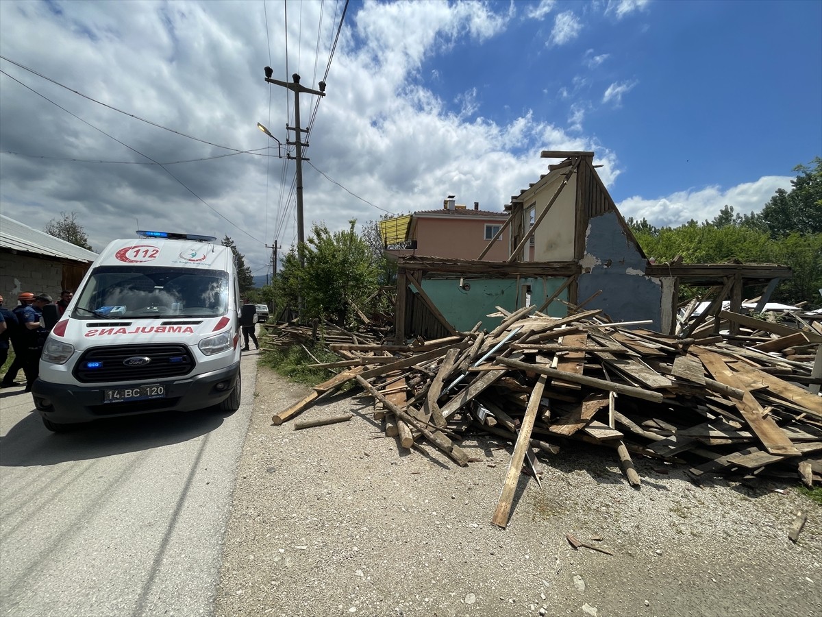 Bolu'da, ahşap evin yıkımı sırasında meydana gelen çökmede yaralanan işçi hastaneye kaldırıldı....