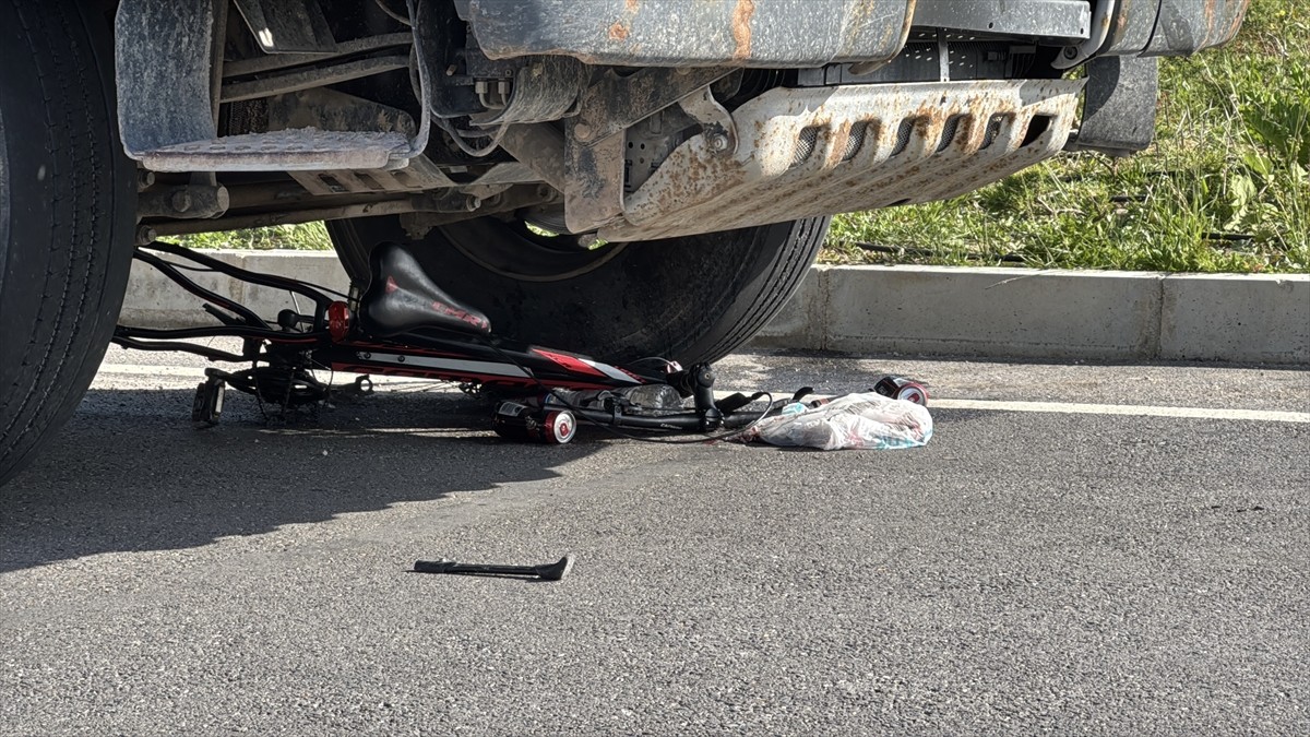 Bolu'da tırın çarptığı bisikletli genç ağır yaralandı.