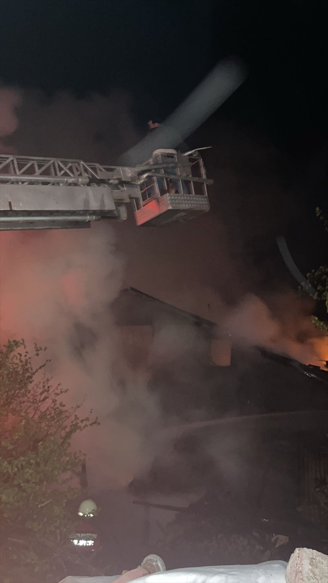 Bolu'nun Göynük ilçesinde çıkan yangında 2 katlı ev kullanılamaz hale geldi.