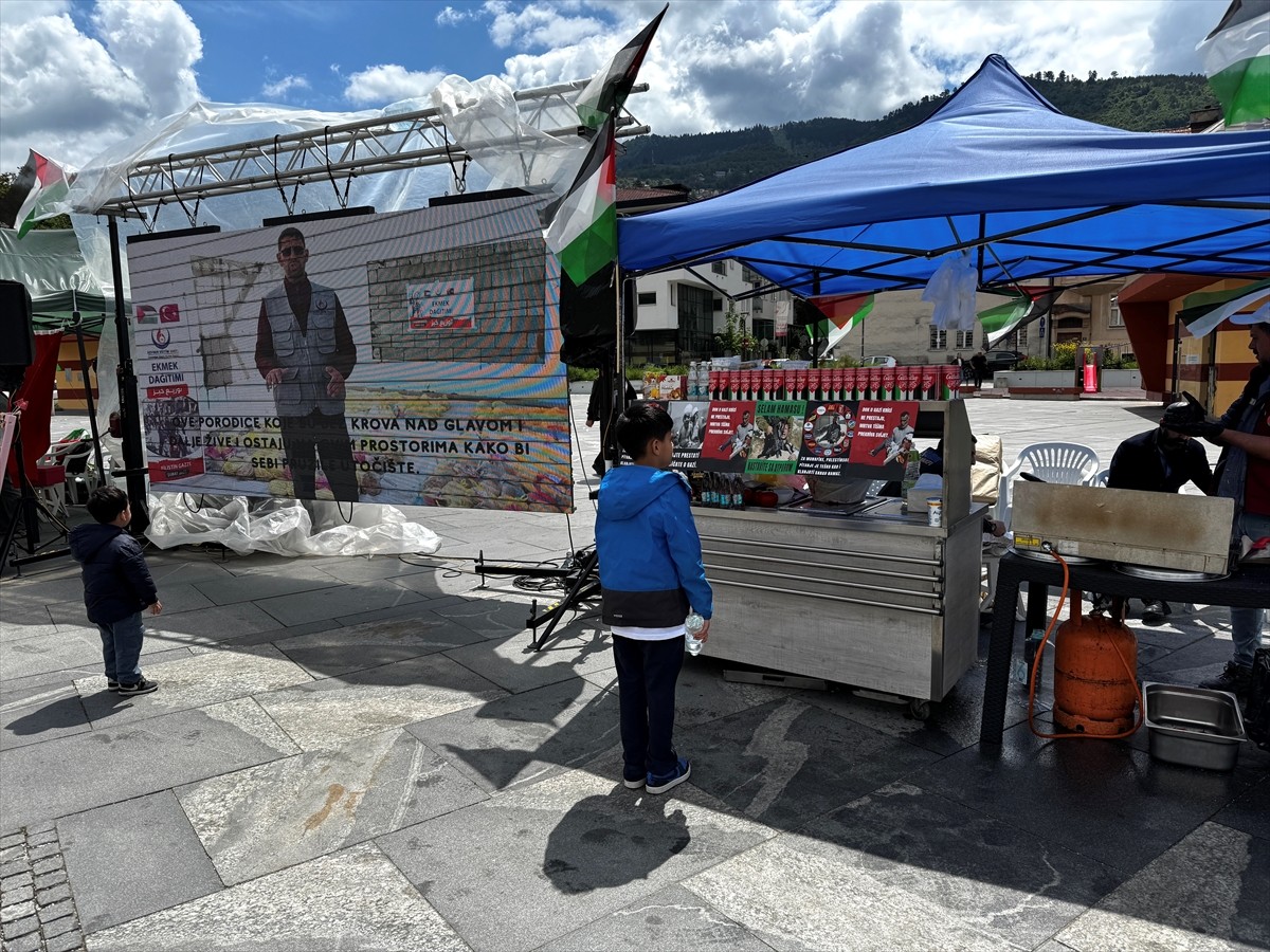 Bosna Hersek'in başkenti Saraybosna'da yaşayan Türkler tarafından İsrail'in saldırılarına uğrayan...