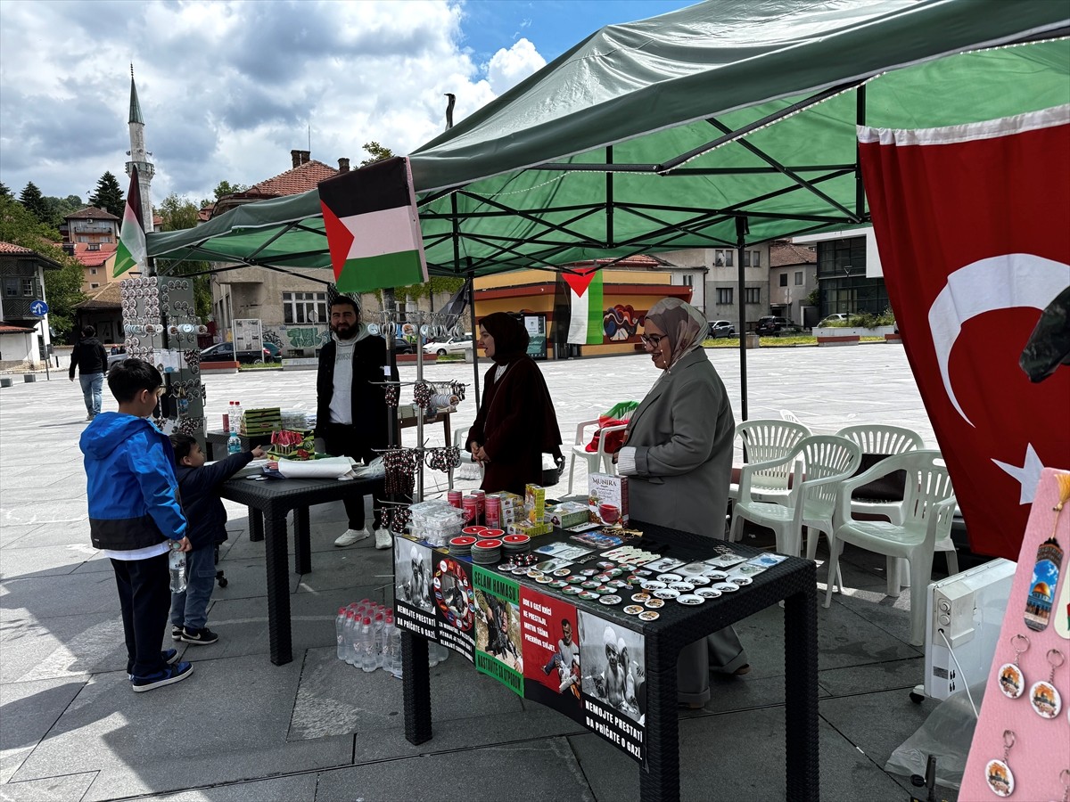 Bosna Hersek'in başkenti Saraybosna'da yaşayan Türkler tarafından İsrail'in saldırılarına uğrayan...