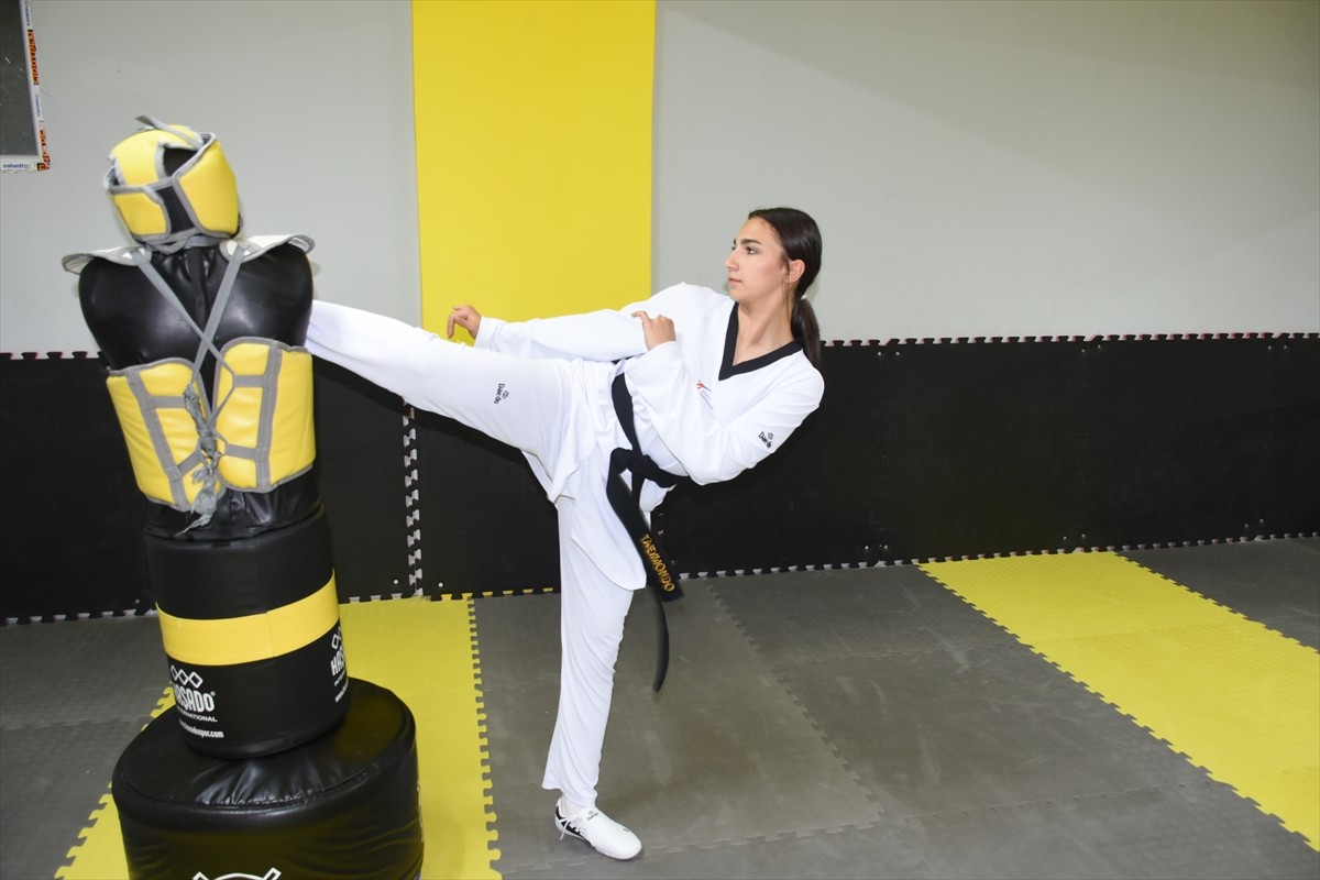 Bu yıl Estonya'da düzenlenen Avrupa Kulüpler Tekvando Şampiyonası'nda bronz madalya kazanan 16...