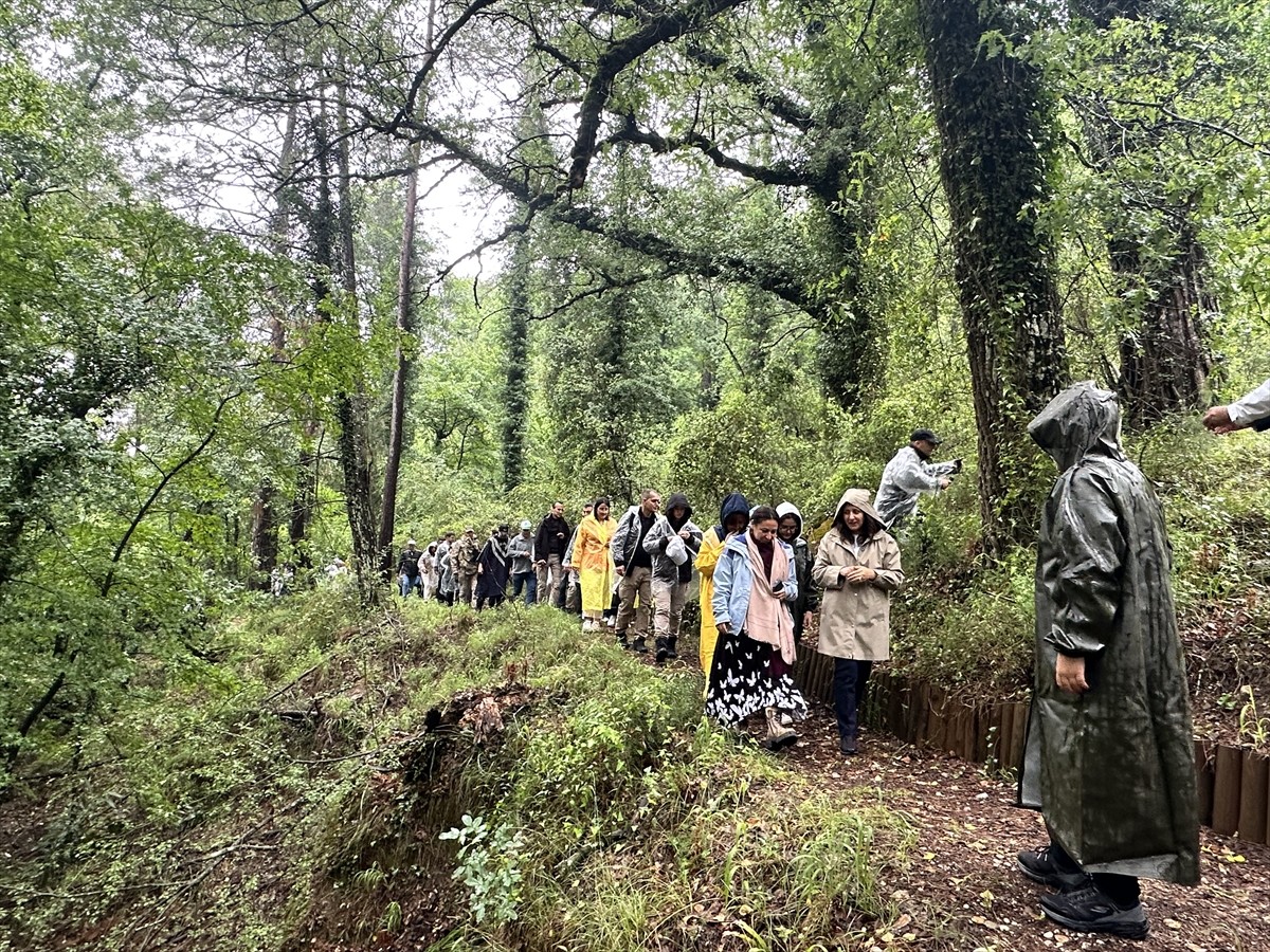 Burdur'da düzenlenen Doğa Festivali (DoğaFest) etkinlikleri kapsamında doğa yürüyüşü ve su...