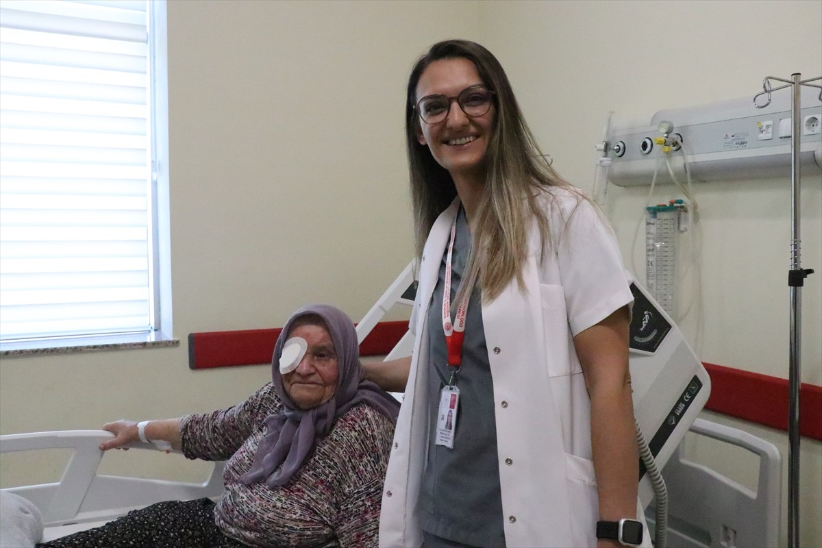Burdur'da gözyaşı kanallarının tıkanması sonucu gözünde enfeksiyon oluşan 86 yaşındaki Hacer Yavaş...
