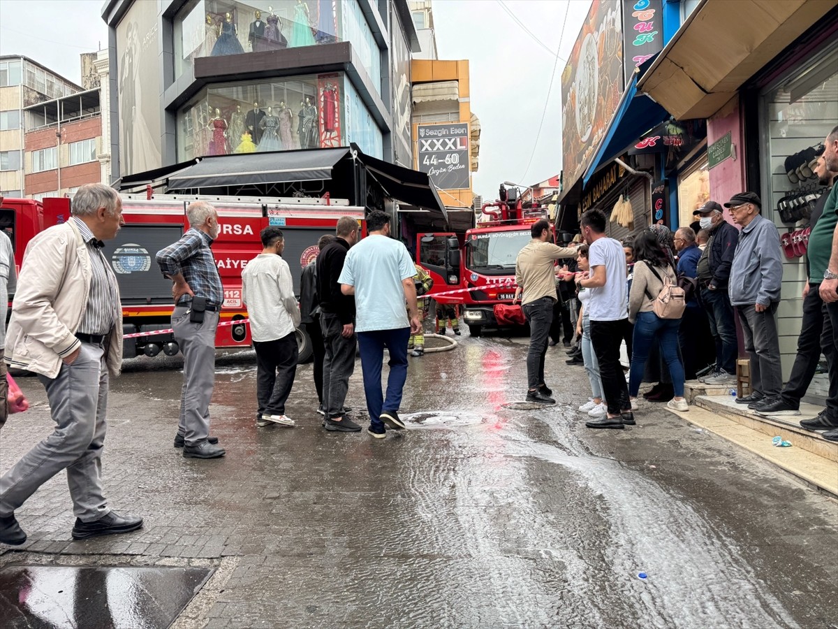 Bursa'da 4 katlı giyim mağazasının teras katında çıkan yangın, itfaiye ekiplerince...