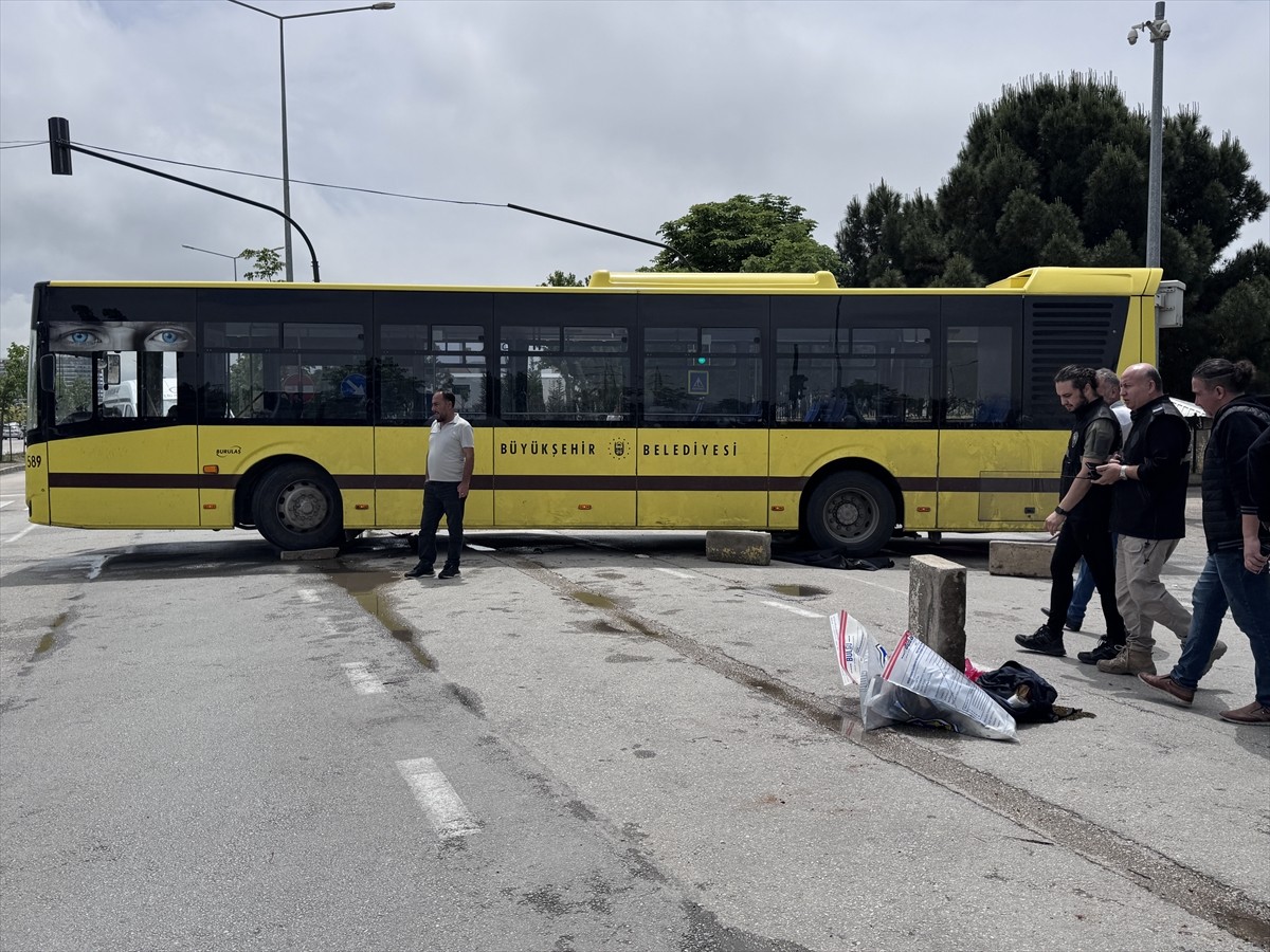 Bursa'da belediye otobüsü ile çarpışan motosikletin sürücüsü hayatını kaybetti. Ekipler kaza...