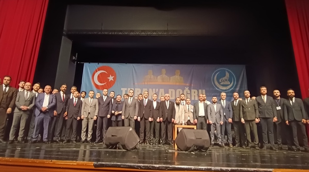 Bursa'da "Turan'a Doğru" konserinde sanatçı Atilla Yılmaz ve Osman Öztunç konser verdi.