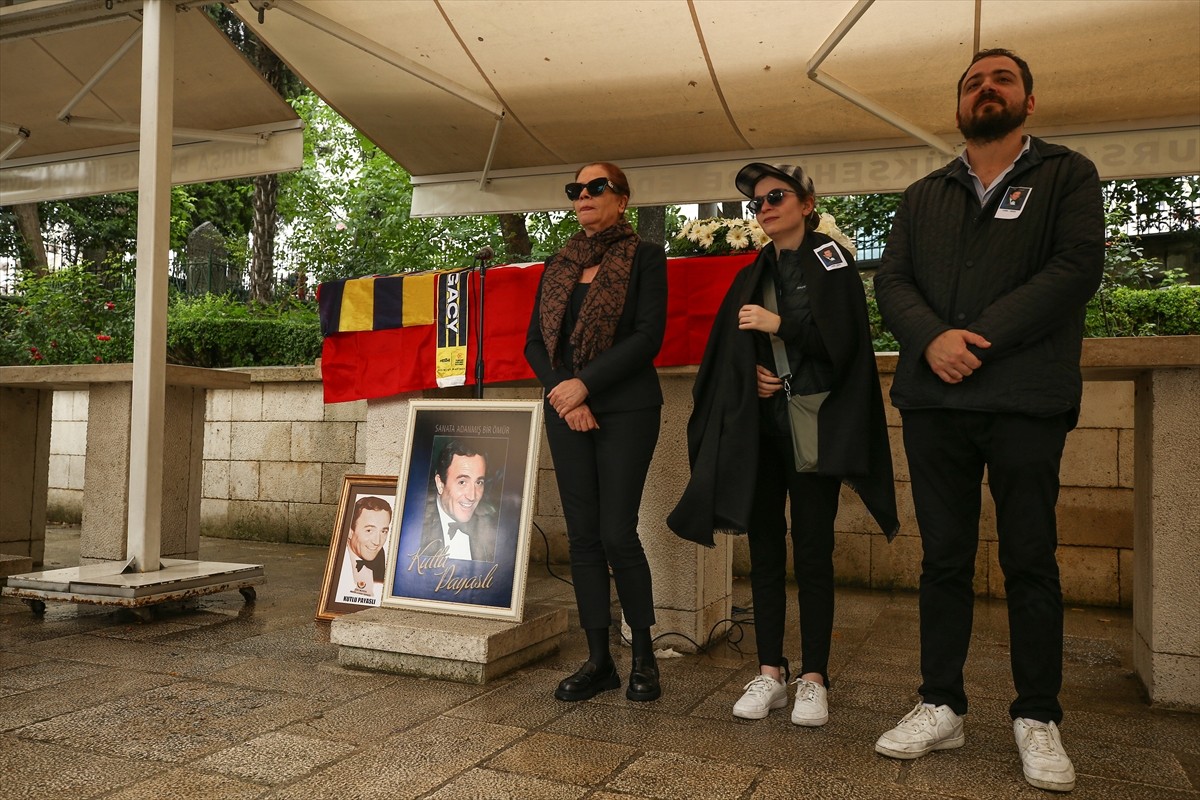 Bursa'daki evinde 89 yaşında vefat eden Türk sanat müziğinin usta isimlerinden devlet sanatçısı ve...