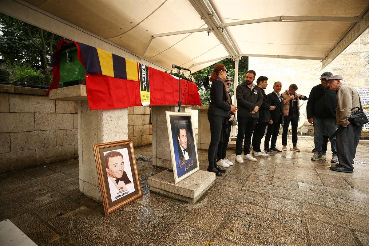 Bursa'daki evinde 89 yaşında vefat eden Türk sanat müziğinin usta isimlerinden devlet sanatçısı ve...