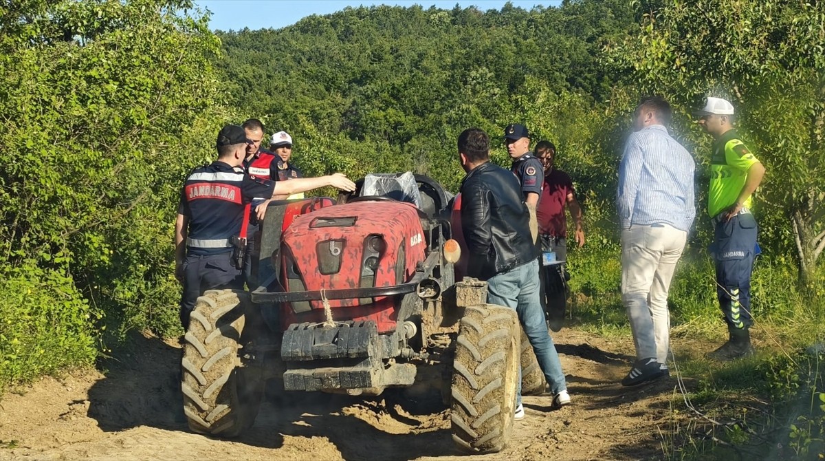 Bursa'nın İnegöl ilçesinde babasının kullandığı traktörün altında kalan 7 yaşındaki çocuk ağır...