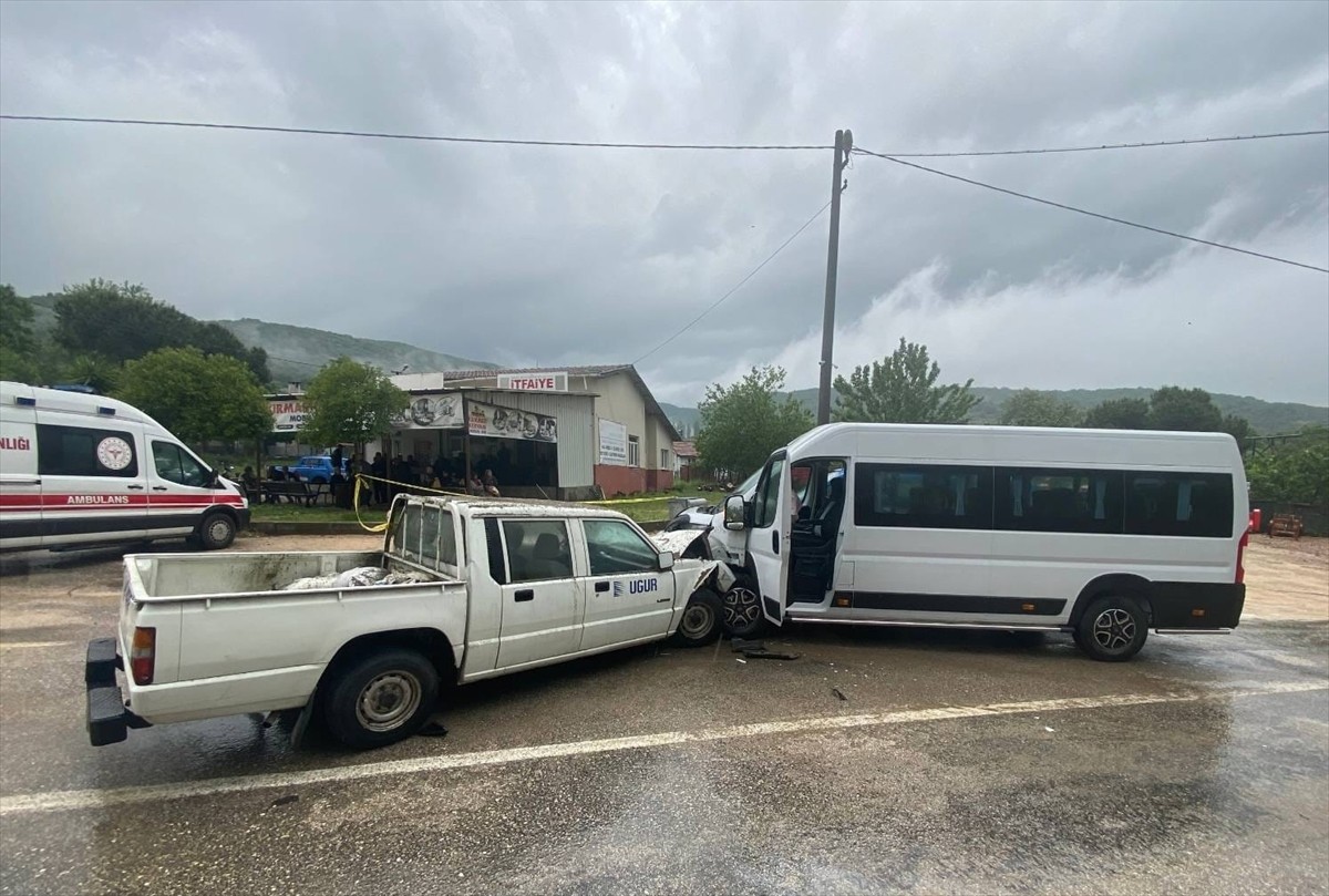 Bursa'nın Karacabey ilçesinde minibüs ile kamyonetin çarpışması sonucu 1 kişi öldü, 2 kişi...