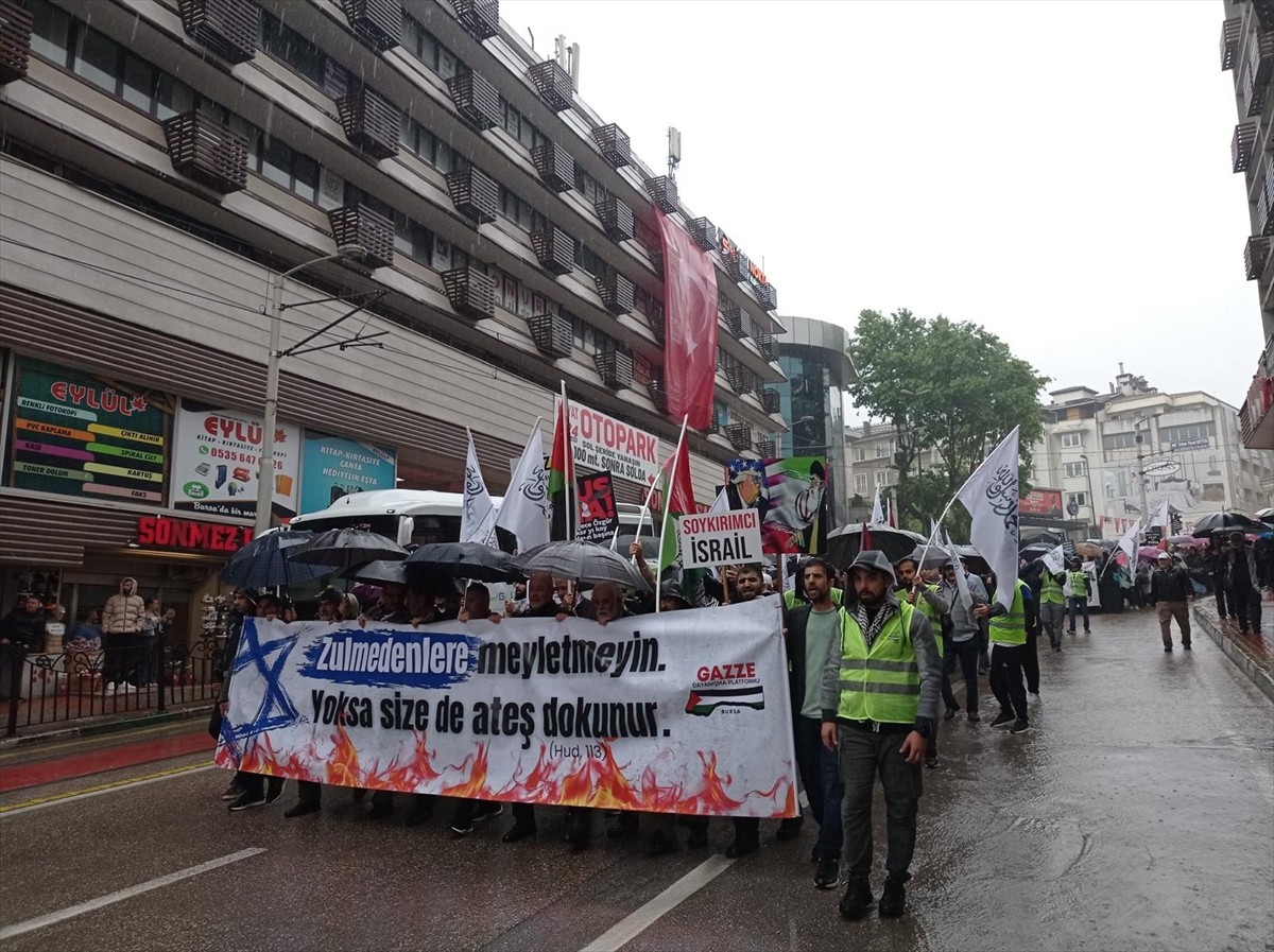 Bursa'nın Osmangazi ilçesinde Filistin'e destek için gerçekleştirilen yürüyüşte İsrail'in...