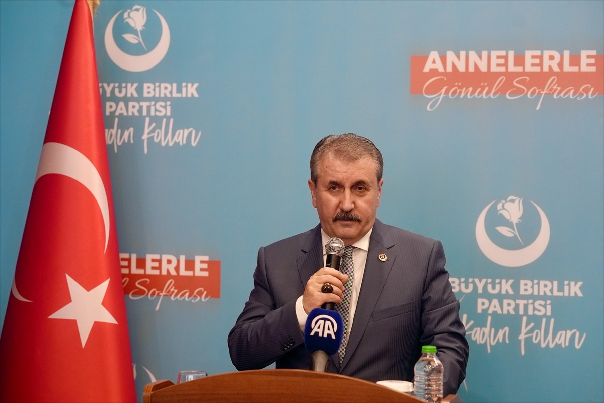 Büyük Birlik Partisi (BBP) Genel Başkanı Mustafa Destici, partisinin İstanbul İl Kadın Kollarınca...