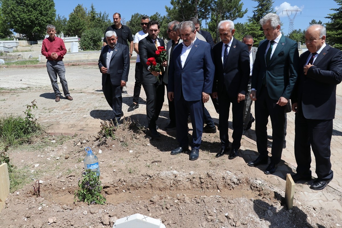 Büyük Birlik Partisi (BBP) Genel Başkanı Mustafa Destici (sağ 4), mide kanseri nedeniyle hayatını...