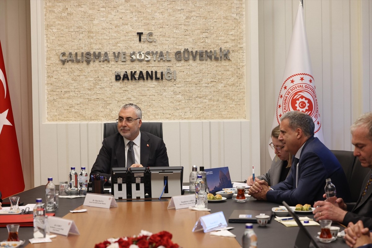 Çalışma ve Sosyal Güvenlik Bakanı Vedat Işıkhan, Dünya Bankası Türkiye Direktörü Humberto Lopez ve...