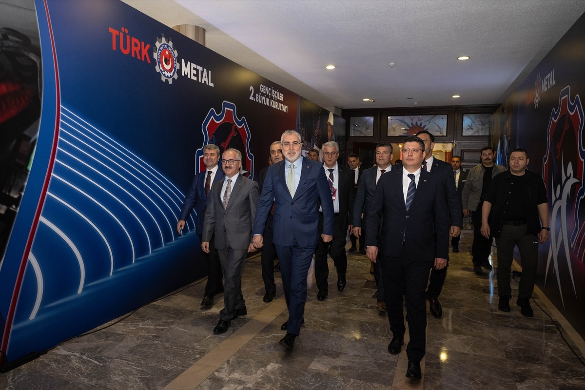 Çalışma ve Sosyal Güvenlik Bakanı Vedat Işıkhan, Türk Metal Sendikası tarafından bir otelde...