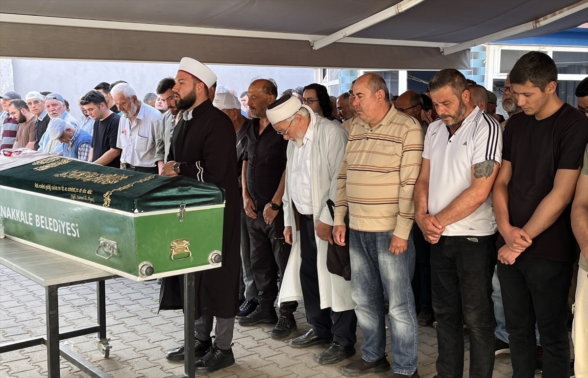 Çanakkale'de nefes borusuna yemek kaçması sonucu yaşamını yitiren ilkokul öğrencisi toprağa...