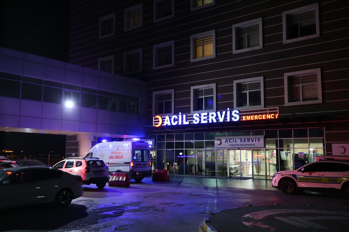 Çanakkale'de "dur" ihtarına uymayan şüpheli aracı takip eden motosikletli asayiş ekibinin çarptığı...