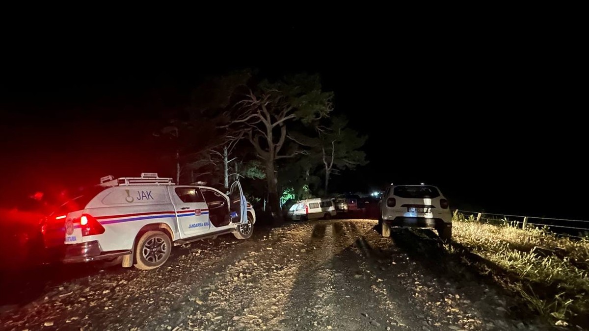 Çanakkale'nin Ayvacık ilçesine bağlı Küçükkuyu beldesinde doğa yürüyüşünde kaybolan ve cansız...