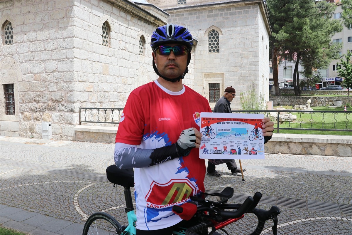 Çanakkale Şehitliği'nden aldığı toprak ve Türk bayrağını Samsun'a ulaştırmak üzere yola çıkan...
