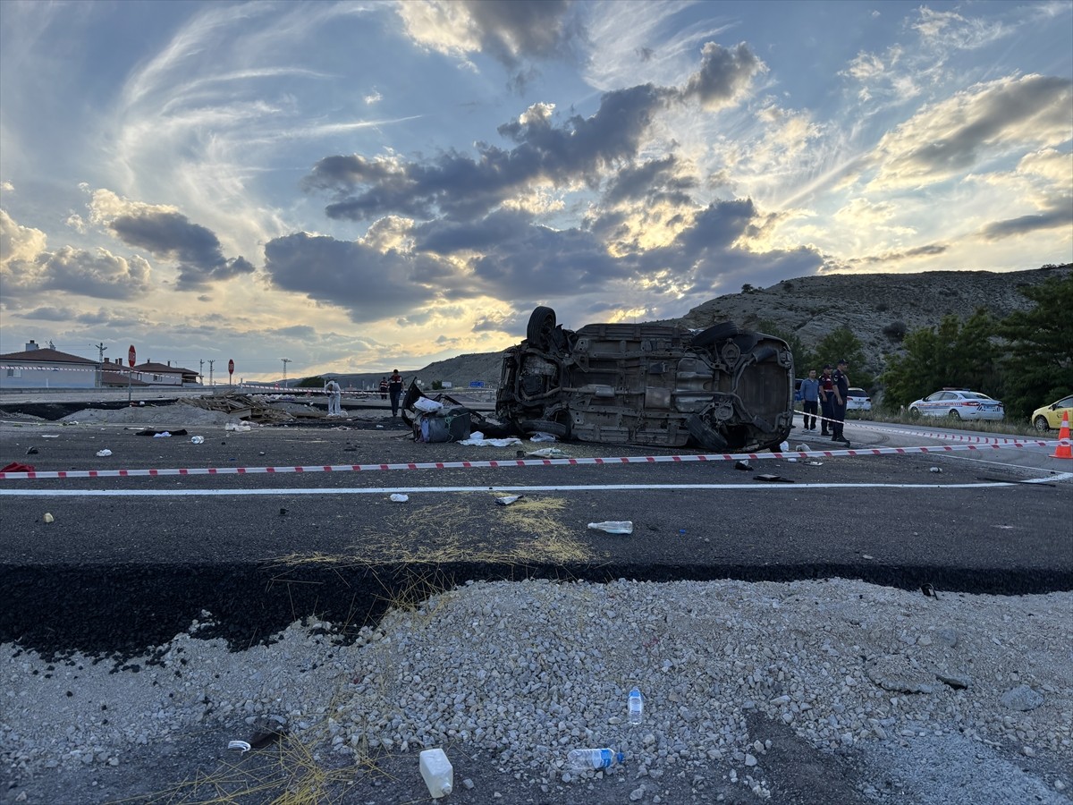 Çankırı'da takla atan otomobildeki 1 kişi öldü, 3 kişi yaralandı.