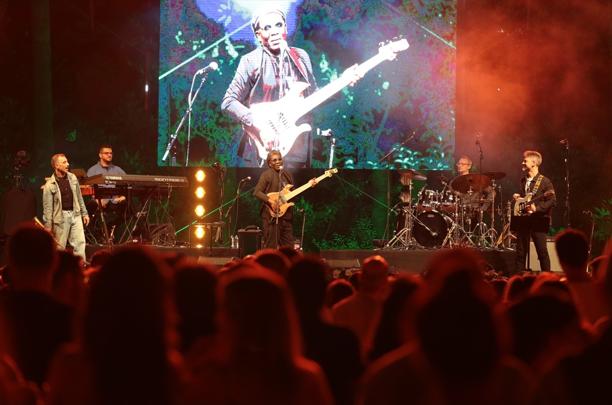 Caz ve dünya müziğinin önde gelen isimlerini Antalya'da buluşturan Akra Caz Festivali'nde, Grammy...