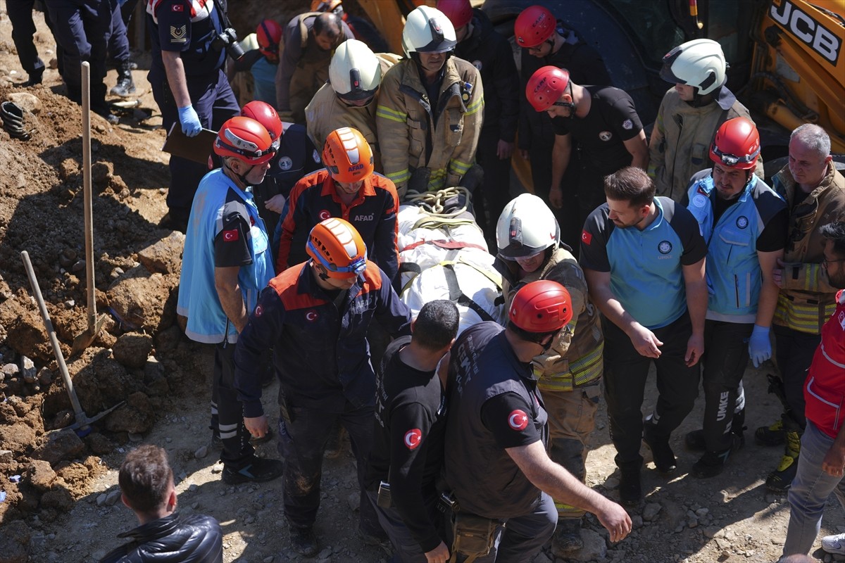 Çekmeköy'deki inşaat alanında meydana gelen toprak kayması sonucu göçük altında kalan bir işçi...