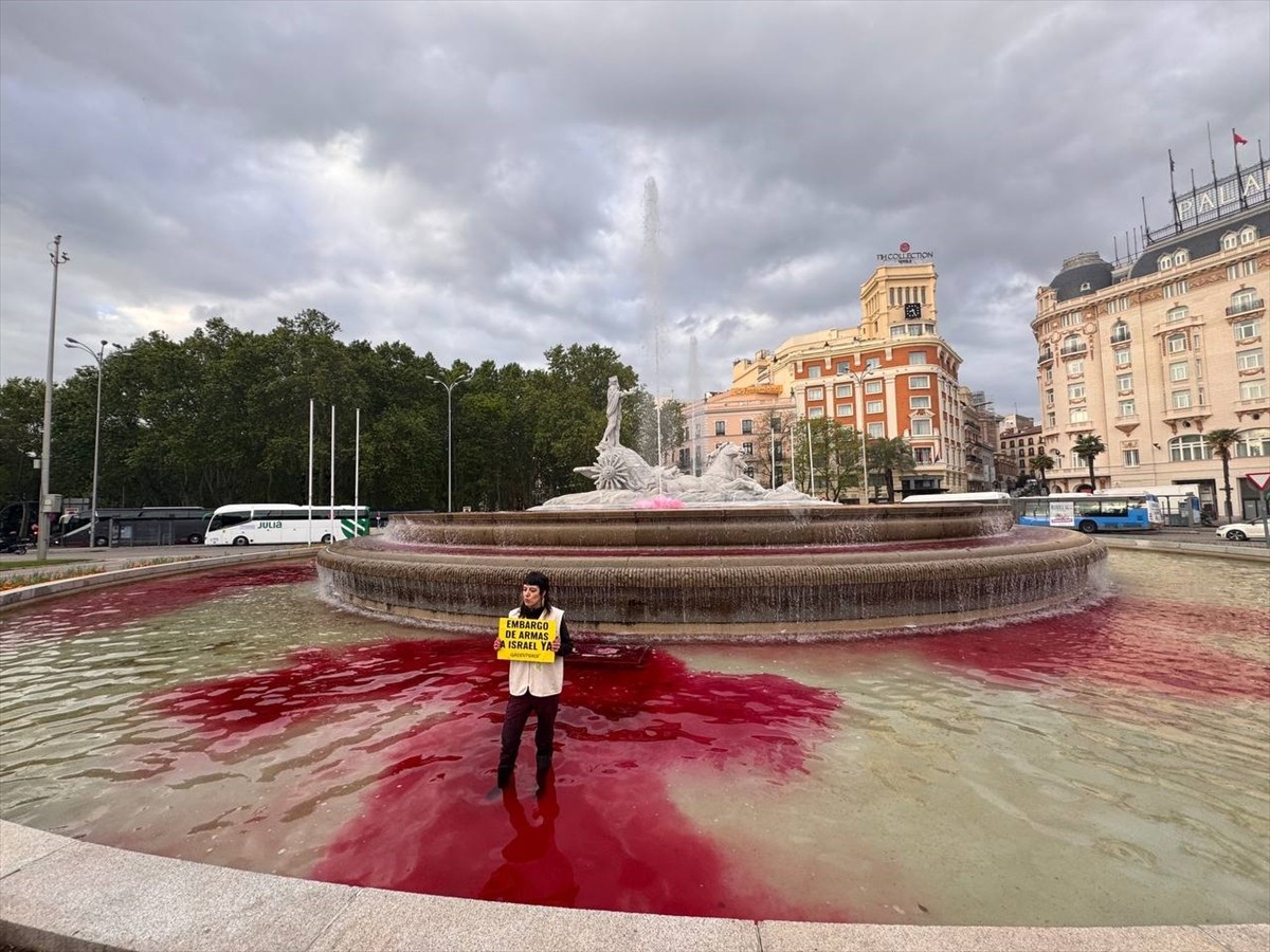 Çevre örgütü Greenpeace'e bağlı bir grup aktivist, İsrail'e silah satışını protesto etmek için...