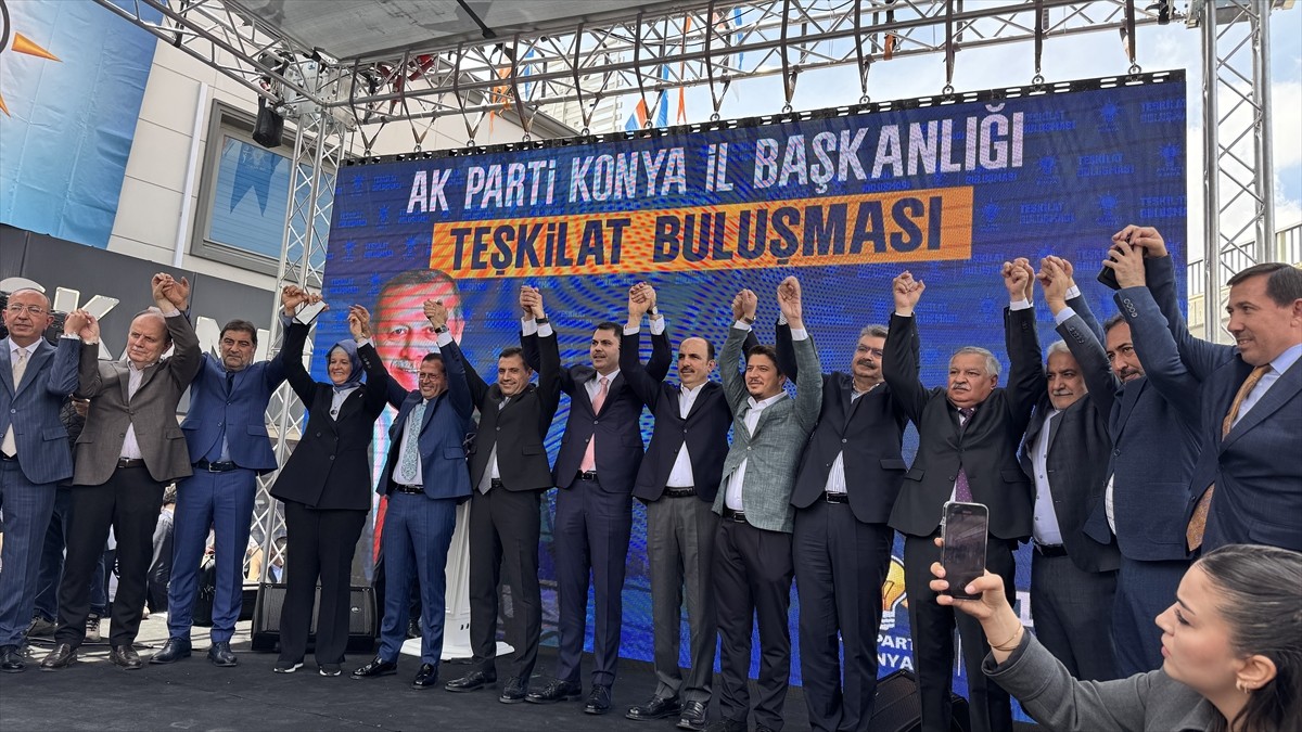 Çevre, Şehircilik ve İklim Değişikliği Bakanı Murat Kurum,  AK Parti Konya İl Başkanlığı önünde...