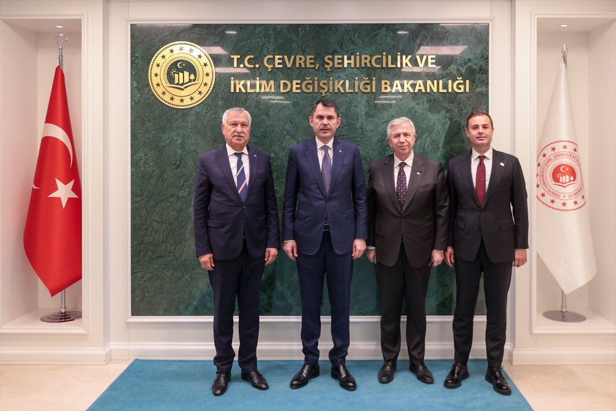 Çevre, Şehircilik ve İklim Değişikliği Bakanı Murat Kurum (sol 2), Türkiye Belediyeler Birliği...