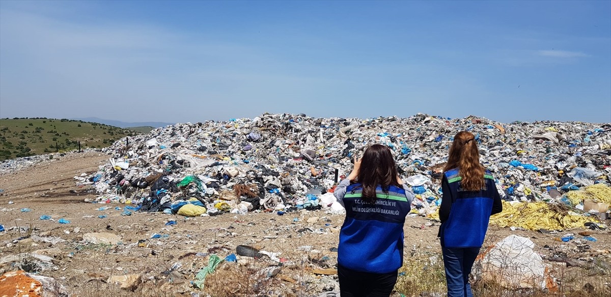 Çevre, Şehircilik ve İklim Değişikliği Bakanlığı, açık alanda çöp depolanmasıyla oluşan çevre...