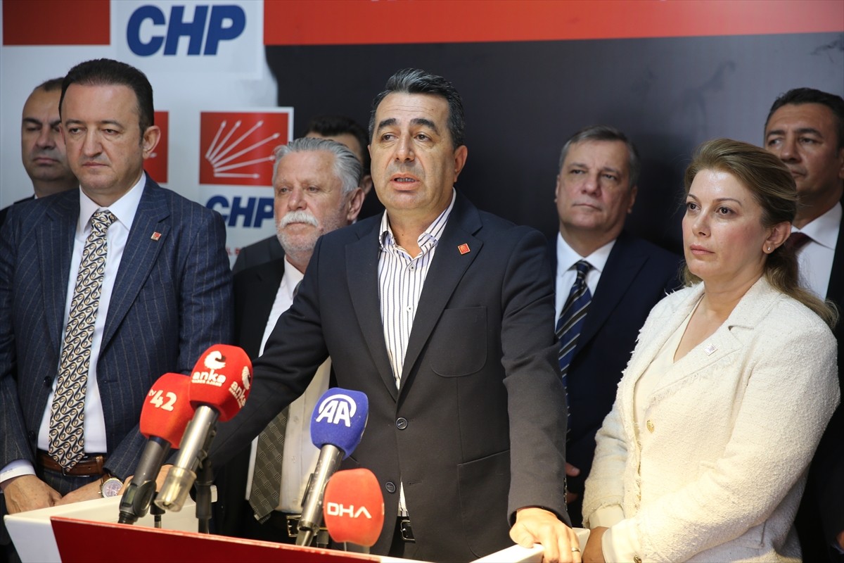 CHP Genel Başkan Yardımcısı Erhan Adem (ortada), CHP Genel Başkanı Özgür Özel'in katılımıyla...
