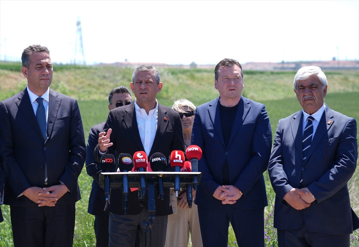 CHP Genel Başkanı Özel, yolsuzluk soruşturması kapsamında tutuklanan ve İstanbul Büyükşehir...