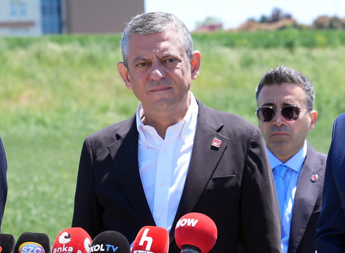 CHP Genel Başkanı Özel, yolsuzluk soruşturması kapsamında tutuklanan ve İstanbul Büyükşehir...
