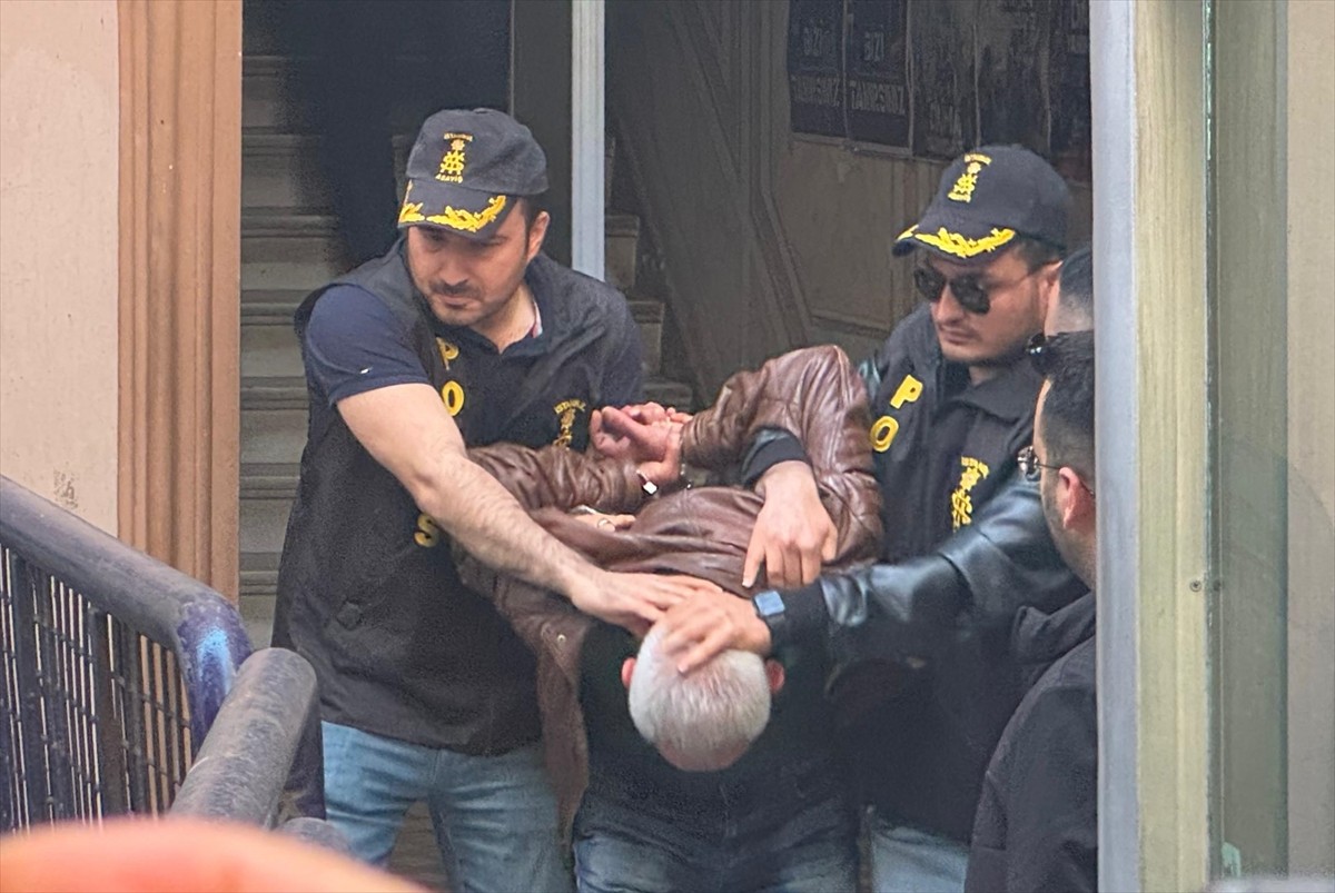 CHP Genel Başkanı Özgür Özel'e saldırıda bulunan şüpheli S.T., Beyoğlu İlçe Emniyet...