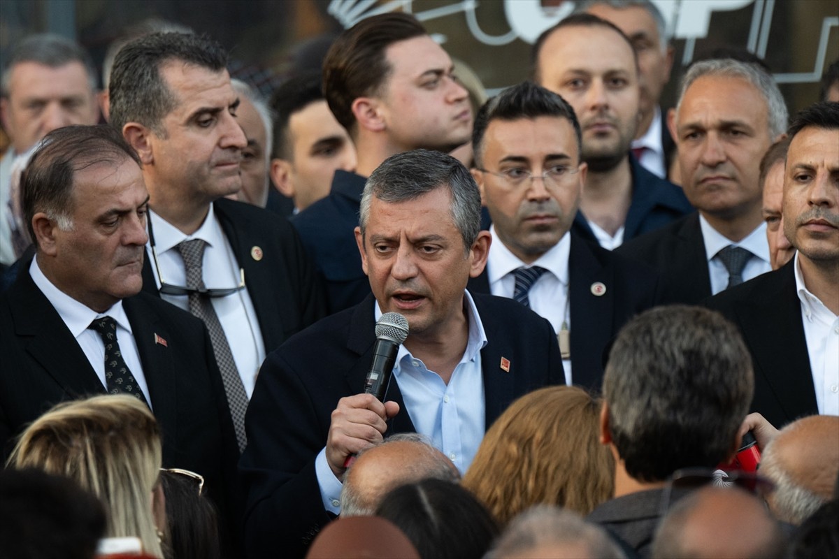 CHP Genel Başkanı Özgür Özel, Ankara'ya gitmeden önce CHP İstanbul İl Başkanlığı binası önünde...